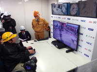 立体画像を見ながら建機をリモート操作…次世代移動通信 5G 画像