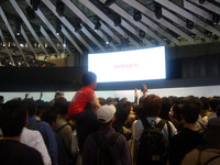 【東京モーターショー07】大混雑日産ブース、GT-R は親子の絆を…？ 画像