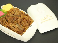「バイクすき弁当」発売へ、タンク型弁当箱に牛すき丼 鈴鹿ファン感謝デー 画像