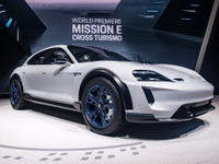 ポルシェのEVスポーツ、ミッションE からSUV派生…クロスツーリスモ をジュネーブモーターショー2018で発表 画像