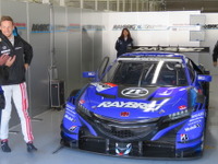 【SUPER GT】今季NSXでレギュラー参戦のF1王者ジェンソン・バトン、鈴鹿ファン感に笑顔で登場 画像