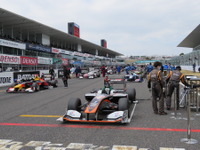 【スーパーフォーミュラ 第0戦】鈴鹿ファン感謝デーおなじみのデモレース、大観衆の前でシーズンの激闘を誓う 画像