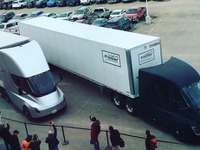 テスラのEVトラック『セミ』、荷物を運ぶ実証テストを開始…バッテリーを輸送 画像