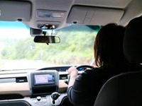 車内でつい熱唱、3割の女性ドライバーが対向車に見られてしまった経験アリ 画像