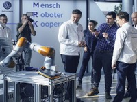 VWが工場でセンサージャケット導入へ…ロボットを効率的にトレーニング 画像