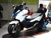 ホンダ フォルツァ 新型はパワースクリーン、スマートキー復活…大阪モーターサイクルショー2018 画像
