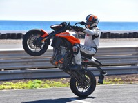 【KTM 790DUKE 試乗】「外科用メス」のような走り、その神髄は扱いやすさにある…佐川健太郎 画像