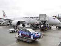スバルが WRX STI を空輸、JAL機に積み込み…ニュルブルクリンク24時間参戦へ 画像