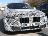 BMW 7シリーズ が「ロールスロイス顔」に!? V12搭載Mモデルに大接近 画像