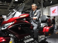 塩谷文科相、今村前復興相　ゴールドウイングに乗る！...東京モーターサイクルショー2018 画像