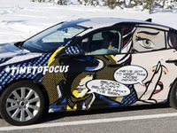 “痛すぎる”開発車両の正体は…? ボディにくっきり「FOCUS」の文字 画像