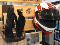 多機能ヘルメットハンガーで定位置を…東京モーターサイクルショー2018 画像