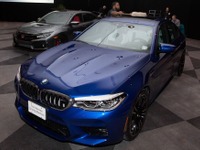 BMW M5 新型、2018ワールドパフォーマンスカーを受賞 画像