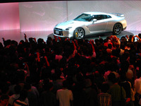 【東京モーターショー07】日産 GT-R…ブースの2階に旨味がある 画像