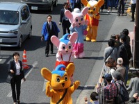小池都知事も、ピーポファミリーも、巣鴨警察も...さくら祭りで交通安全パレード 画像