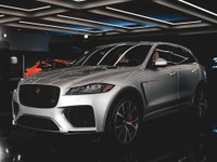 ジャガー F-PACE SVR に最新コネクト、4GのWi-Fi接続も可能…ニューヨークモーターショー2018 画像