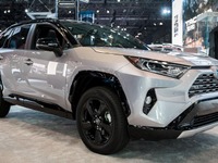 トヨタ RAV4 新型、欧州に2019年投入へ…ハイブリッドと2.0ガソリン 画像