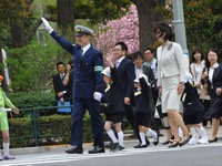都内の歩行中の事故72％が横断歩道　警視総監が新入学児童に横断訓練 画像