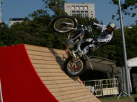 【東京モーターショー07】バイクトライアルデモ、縄跳び成功 画像