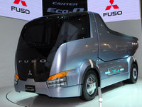 【東京モーターショー07】三菱ふそうの実物大モデルにライバルが… 画像