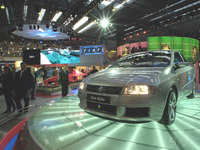 【フランクフルトから東京ショー2001へ】やっと車内を見せたフィアット『スティーロ』 画像