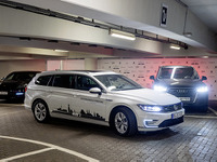 VW、自動駐車のテストを開始…車両が空きスペースを見つける 画像