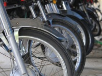 駐車禁止の対象から自動二輪車を除外、道路状況に応じて　警察庁が通達 画像