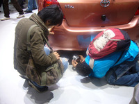 【東京モーターショー07】狙われた ヴィッツ！　アジア系“カメラ小僧”出現 画像