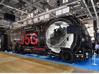 NTTドコモ、5Gで大容量映像を受信---デモ用バスを開発 画像