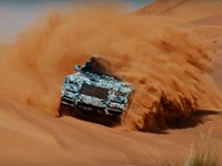 ロールスロイス初のSUV、カリナン のティザーイメージ…砂漠で最終開発テスト 画像
