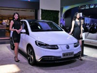 ダイムラーとBYDのEVベンチャー、BクラスベースのEV『500』をアピール…北京モーターショー2018 画像