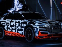 アウディ初のEV『e-tron』、先進運転支援やコネクトの後付けが可能に 画像