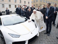 ランボルギーニ ウラカン、ローマ教皇が慈善オークションに…新車価格の4倍で落札 画像
