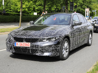 BMW 3シリーズ 新型、ついに実車を目撃!フロントマスクは「i8」似? 画像