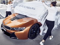 BMWが i8 ロードスター納車開始、最初の18台はオーナーズクラブ会員へ 画像