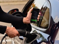 ポルシェ、電動車にデジタル充電サービス…スマホで充電料金の決済も 画像