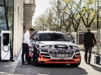 アウディ初の市販EV、『e-tron』に新充電システム…スマートハウスと連携 画像