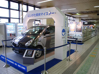 ピカピカ素肌のスバルR1 新潟・燕三条駅に展示 画像