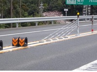 暫定二車線の高速道路にワイヤーロープを本格的に設置 画像