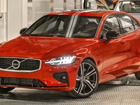 ボルボ S60 新型を発表、8年ぶりにモデルチェンジ…PHV設定 画像