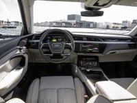 アウディ初の市販EV『e-tron』、最新バーチャルコックピット採用へ 画像