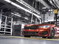 BMW 8シリーズクーペ 新型、量産第一号車がラインオフ 画像