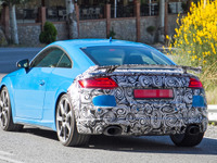 鮮やかなブルーあらわに、アウディ TT RS が早くも改良!? 新デザインへ 画像