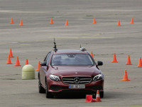 メルセデスベンツ、最新自動運転車をデモ走行…ドライバーの操作なし 画像