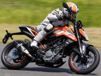 【KTM スモールDUKE 試乗】選べる125/250/390、走りの違いとオススメは!?…佐川健太郎 画像