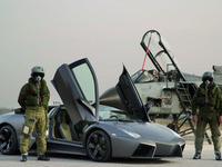 ランボルギーニ レヴェントン と戦闘機、どちらが速い? 画像