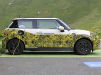 MINI初のEVモデル、充電中を激写!BMW i3 技術を移植 画像