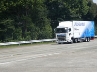 日野自動車、ハイブリッド搭載の大型トラックでCO2削減効果狙う［新聞ウォッチ］ 画像