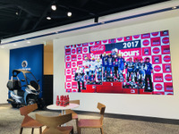 ショールームで鈴鹿8耐パブリックビューイング、アディバが開催　限定コカ・コーラもプレゼント 画像