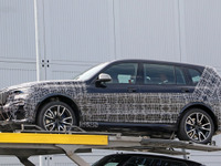 BMWの最高級SUV「X7」、 PHEV設定で11月デビューへ…輸送中を激写! 画像